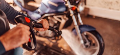 Jak myć motocykl - ręcznie, na myjni czy karcherem?